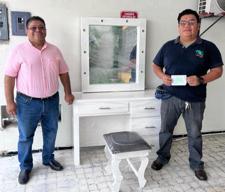 Entrega Secretario Premios de Sorteo Navideño - Imagen 3