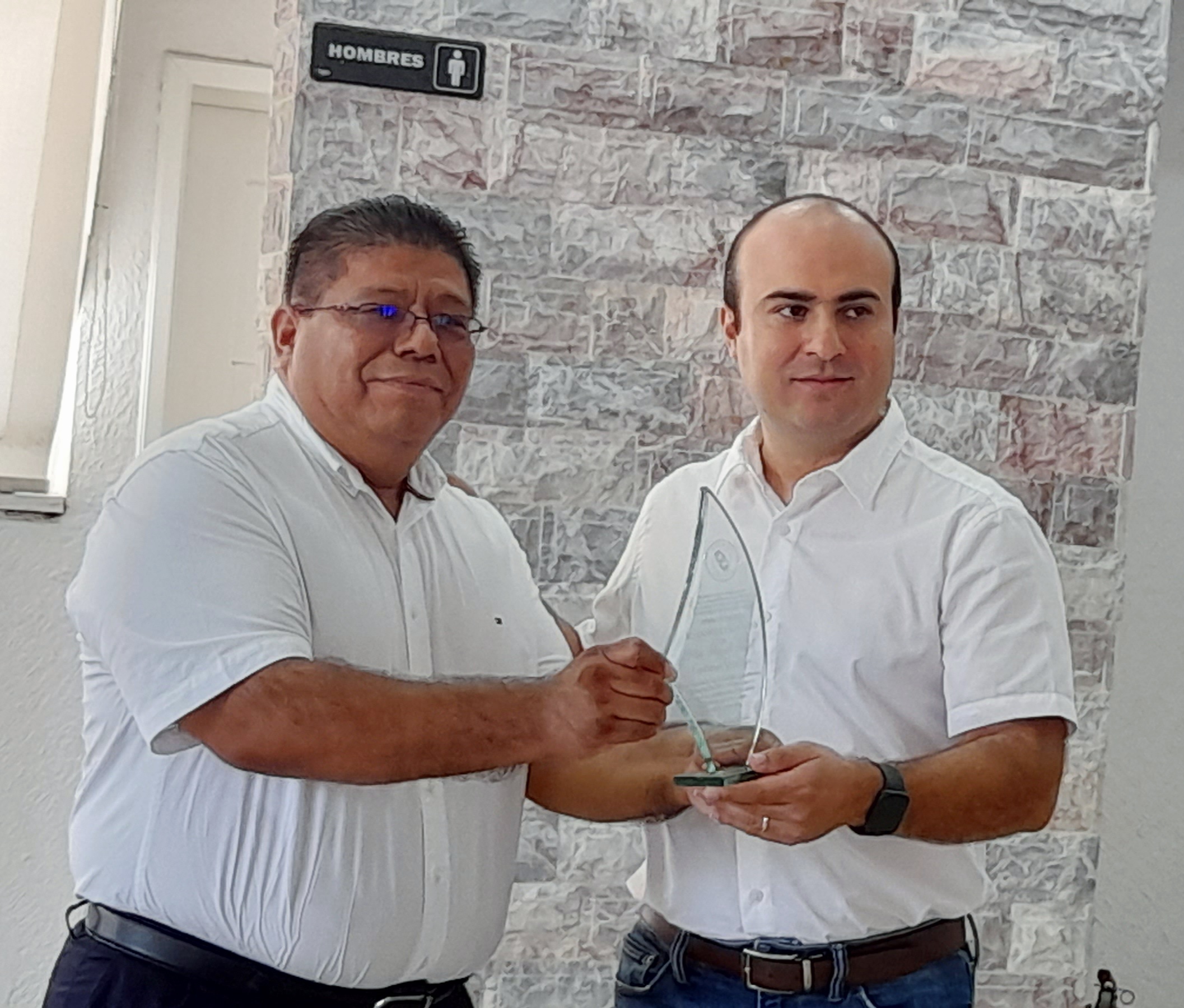 Reconoce STEMS-CECyTE  al Mtro.  Miguel Ángel Contreras Verdugo por su liderazgo directivo, académico, pero sobre todo por respetar los derechos labor - Foto de portada